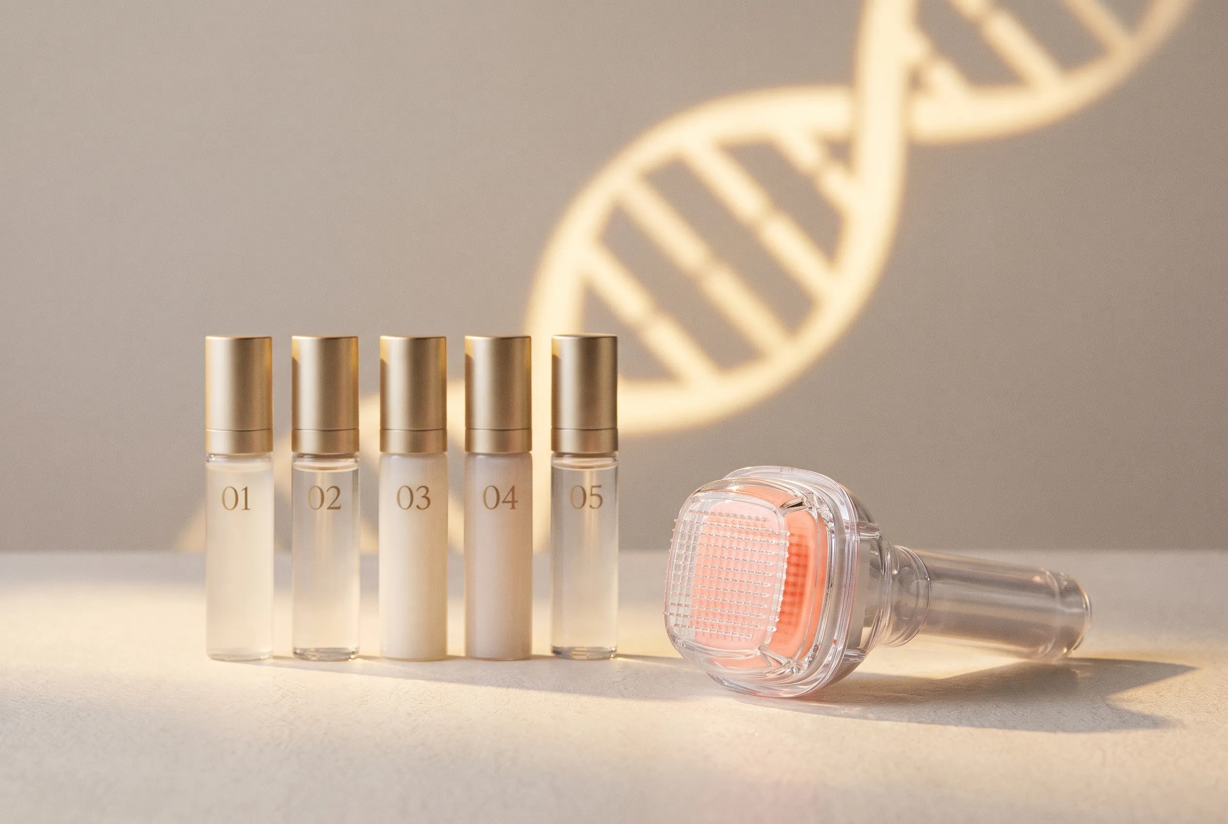 DNA-Peel Wirkstoff-Kaskade: fünf nummerierte Serum-Fläschchen (01–05) neben nadelfreiem Applikator, DNA-Helix im Hintergrund