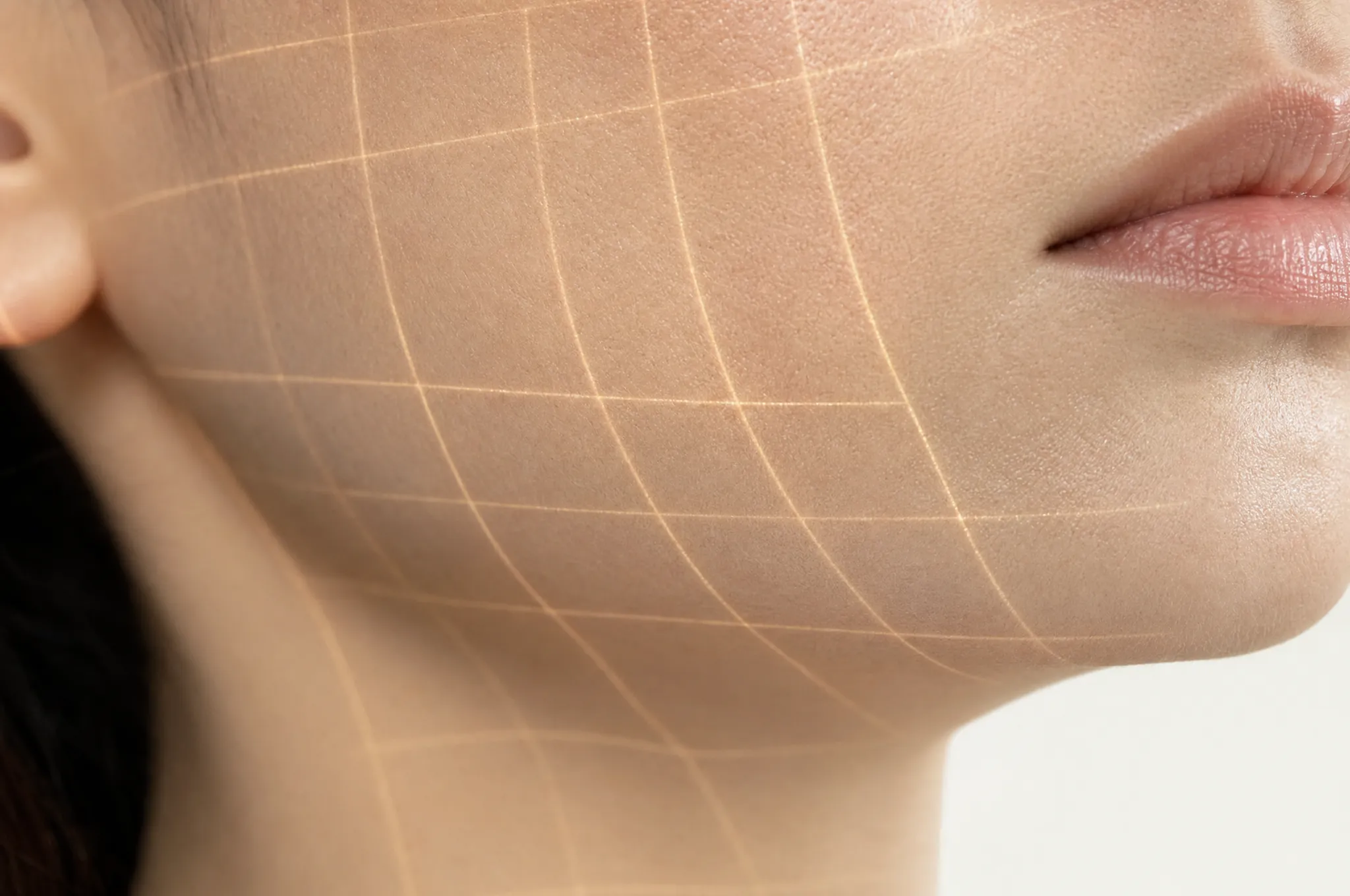 Skin Longevity: goldenes Mess-Raster schmiegt sich an die Hautoberfläche — Hautalterung messbar machen