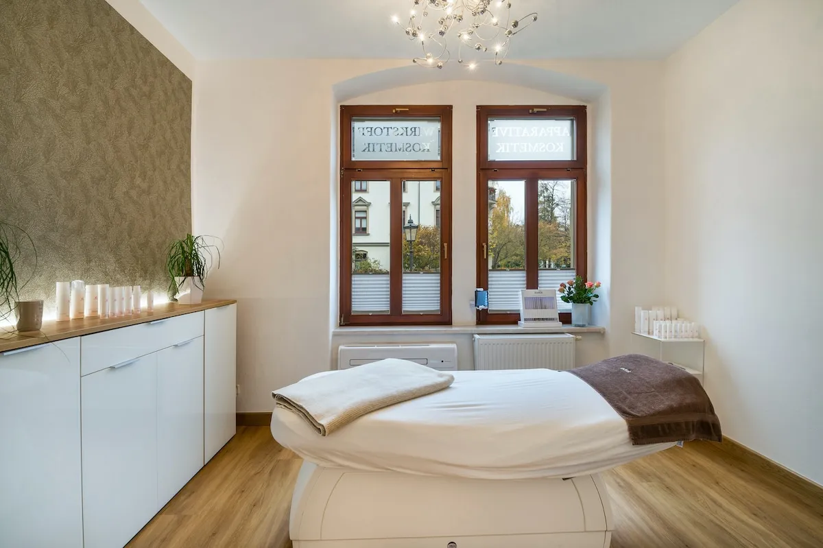 Behandlungsraum des Kosmetikinstituts Hantsche Dresden mit Blick auf die Wittenberger Straße